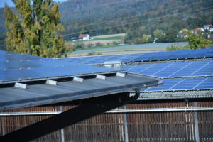 Solarpanels der Produktions- und Lagerhalle.